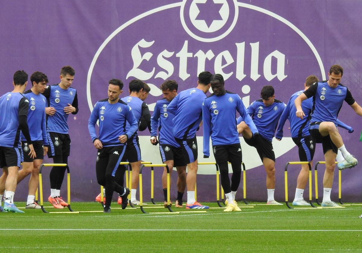 Jugadores del Real Valladolid, durante la sesión de trabajo del pasado martes en los Anexos