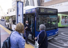 Dos usuarios esperan un autobús urbano de Valladolid, en una imagen de archivo.