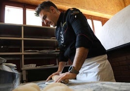 Carlos González prepara las masas de las pizzas de su restaurante.