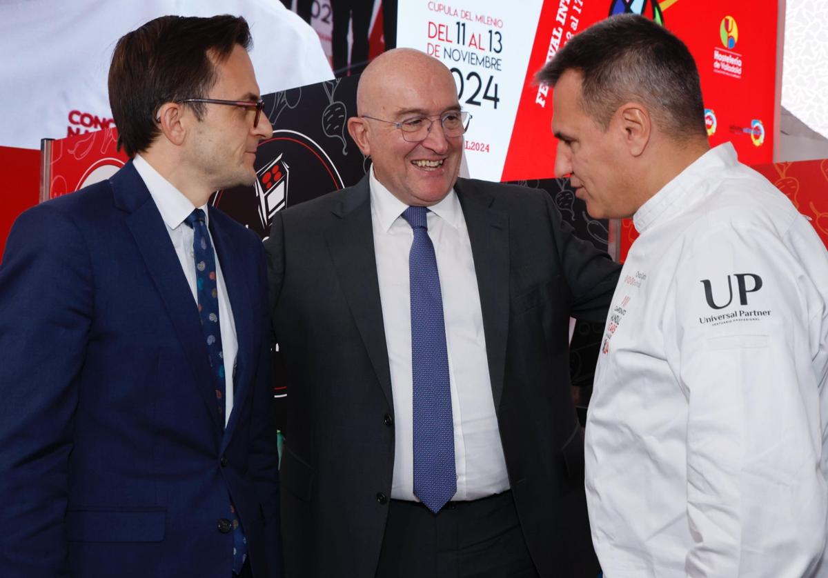 El alcalde de Valladolid, Jesús Julio Carnero (centro), este miércoles durante la inauguración del Campeonato Mundial de Tapas.