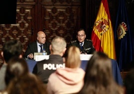 El subdelegado del Gobierno en Valladolid, Jacinto Canales y el comisario jefe provincial de la Policía Nacional en Valladolid, Francisco Javier Oterino presentaron la charla sobre ciberdelincuencia