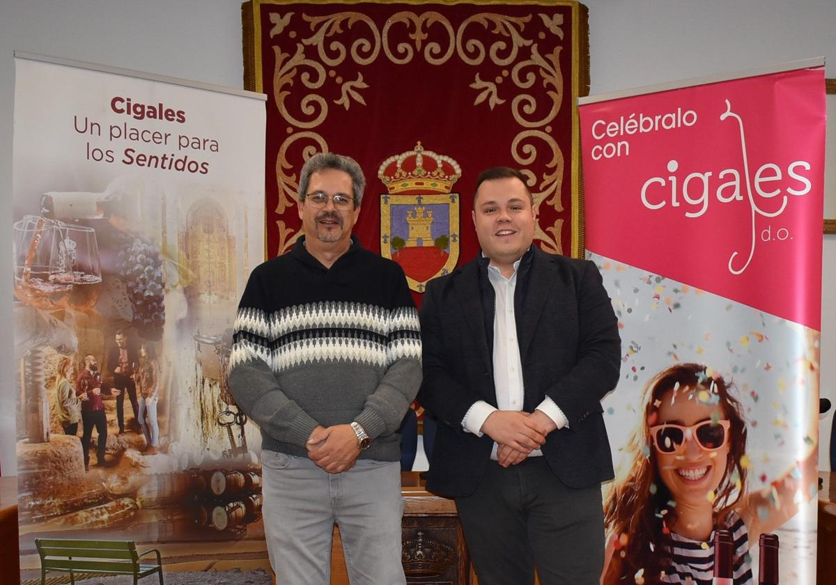 El ganador, Carlos J. Platero Rodríguez, junto con el alcalde de Cigales, Jaime Rodríguez