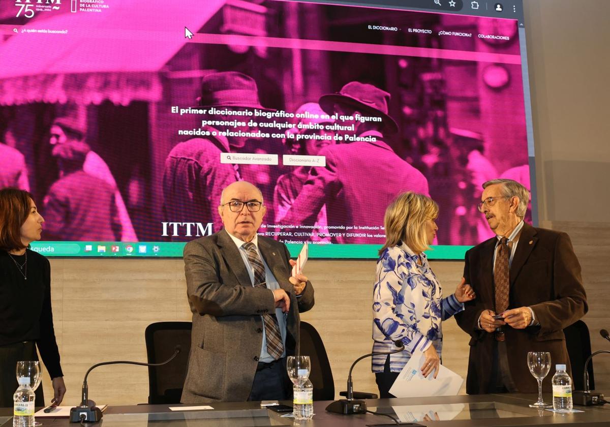 Rafael Martínez, María José de la Fuente y Rafael del Valle, en la presentación del diccionario.