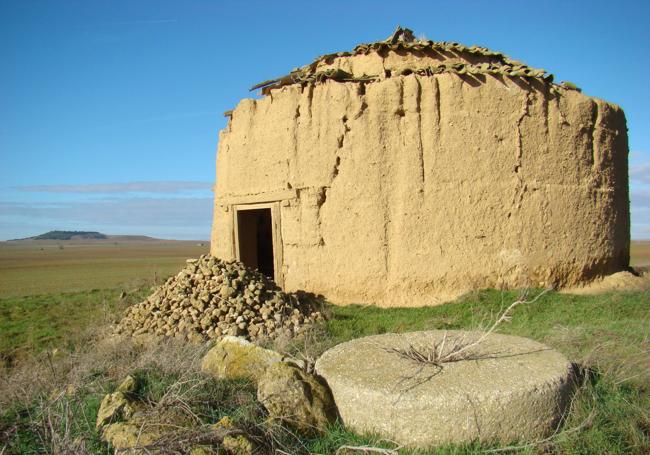 Primer plano de una de las piedras del molino de Villabrágima, transformado ahora en palomar