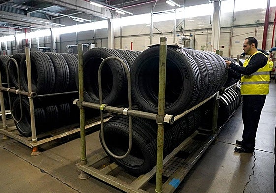 Un operario comprueba unos neumáticos en la fábrica de Michelin en Valladolid.