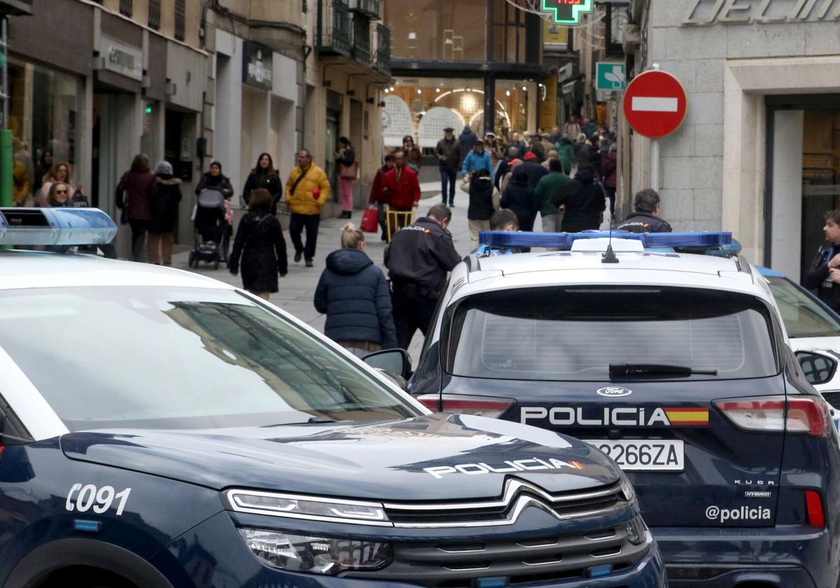 Vehículos de Policía Nacional frente a un comercio afectado por un hurto en la Calle Real.