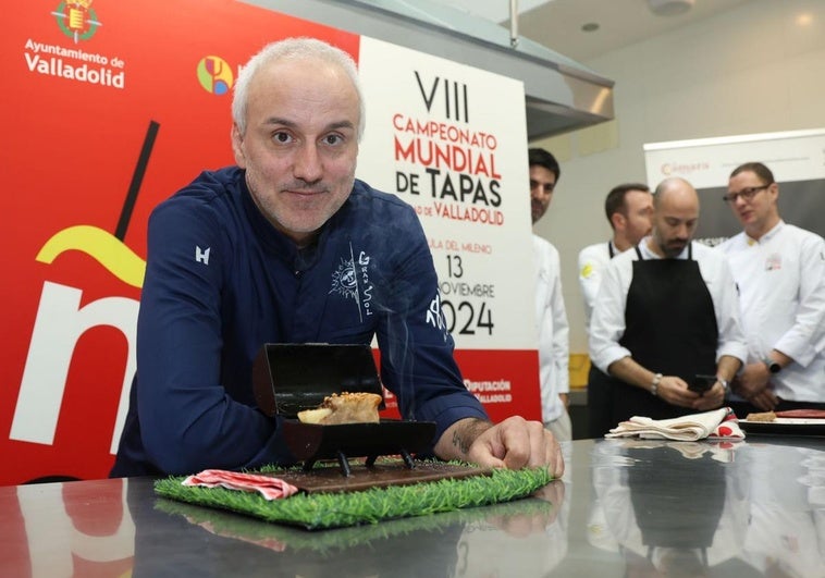 Iñigo Tizón elabora la tapa ganadora del Concurso Nacional de Valladolid 'Los Lunes al Sol'.