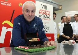 Iñigo Tizón elabora la tapa ganadora del Concurso Nacional de Valladolid 'Los Lunes al Sol'.