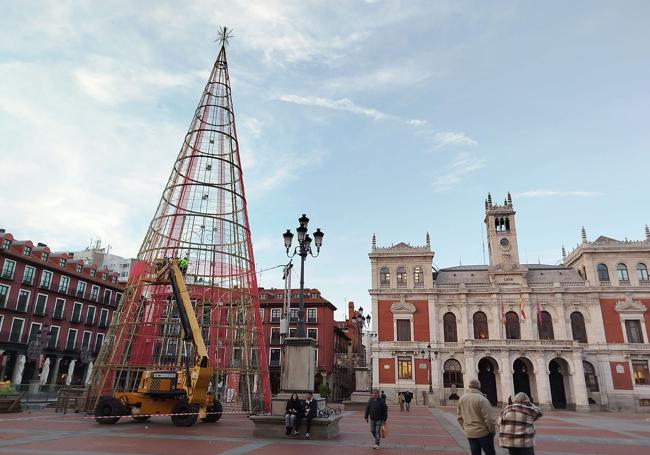 El árbol de Navidad, ya prácticamente rematado a primera hora de la tarde de este jueves.