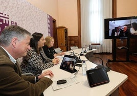 José Manuel Millán, la alcaldesa y la concejala Rosario García conversan con Carmina Pastor a través del nuevo sistema.