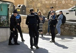 Agentes policiales identifican a un grupo de presuntos carteristas.