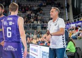 Luis Guil da instrucciones en el partido del martes.