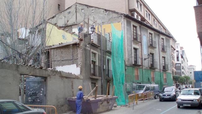 Imagen antes - Derribo del bloque del número 7 de la calle Duque de Lerma y estado actual del espacio, ya con el nuevo residencial alineado con las viviendas de la plaza de la Universidad.