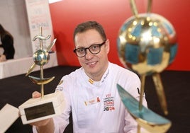 Teo Rodríguez posa con los premios tras ser el ganador de la Mejor Tapa del Mundo 2024.