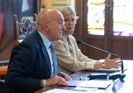 Irene Carvajal (Vox) y Jesús Julio Carnero (PP), durante una rueda de prensa en el Ayuntamiento de Valladolid.