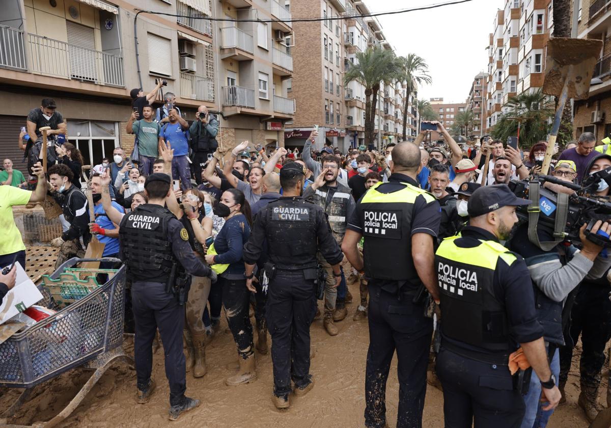 Vecinos indignados de Paiporta (Valencia) protestan contra la visita de autoridades el pasado día 3.