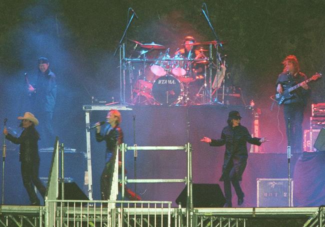 El concierto se pudo ver desde la playa, en las laderas de la otra orilla y en los puentes Mayor y Poniente.