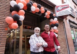 Fernando Guerra y Jhonny Serrano en la puerta de la cerrajería recién reinaugurada