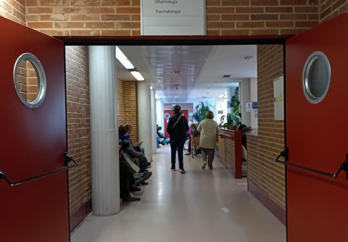 Trasiego de pacientes en una zona del edificio de consultas externas del Hospital de Segovia.