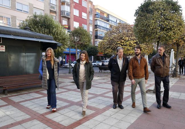 García-Gallardo, segundo por la derecha, en el barrio de Delicias de Valladolid.