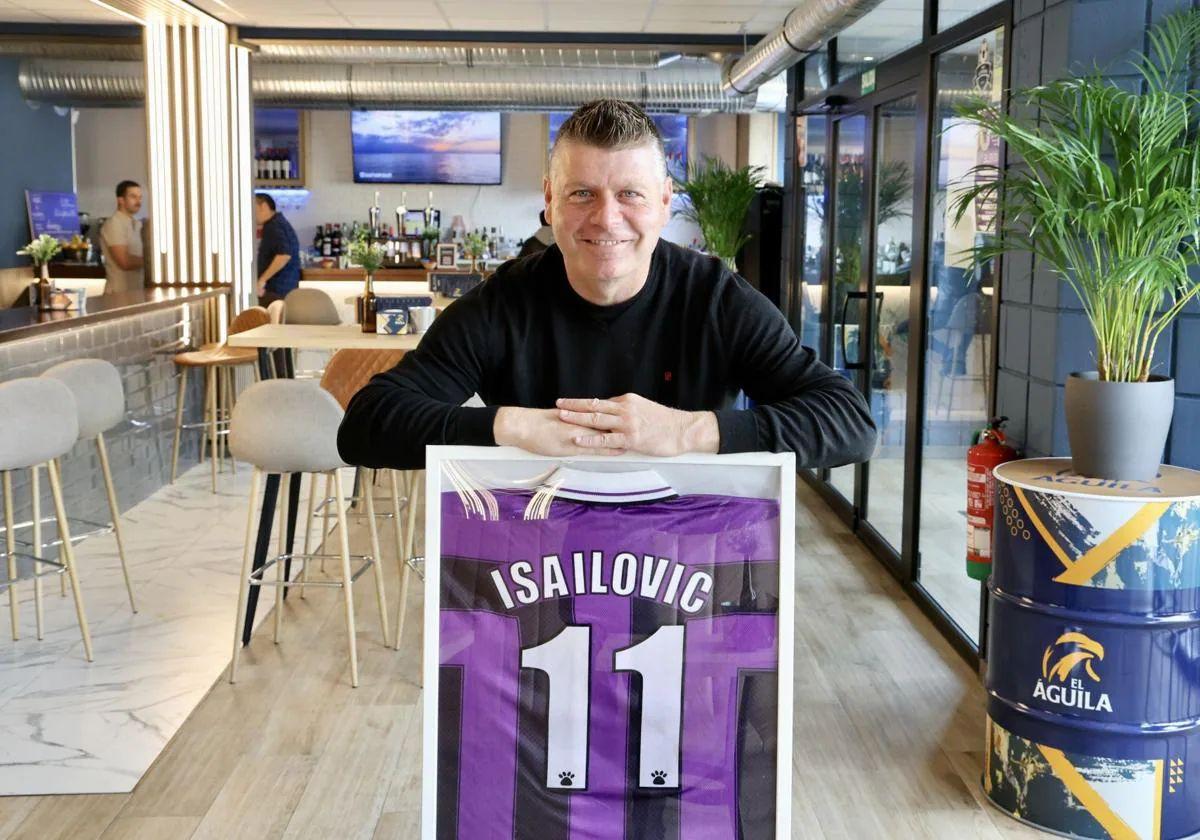 Isailovic, en su bar con la camiseta que llevaba en el Pucela.