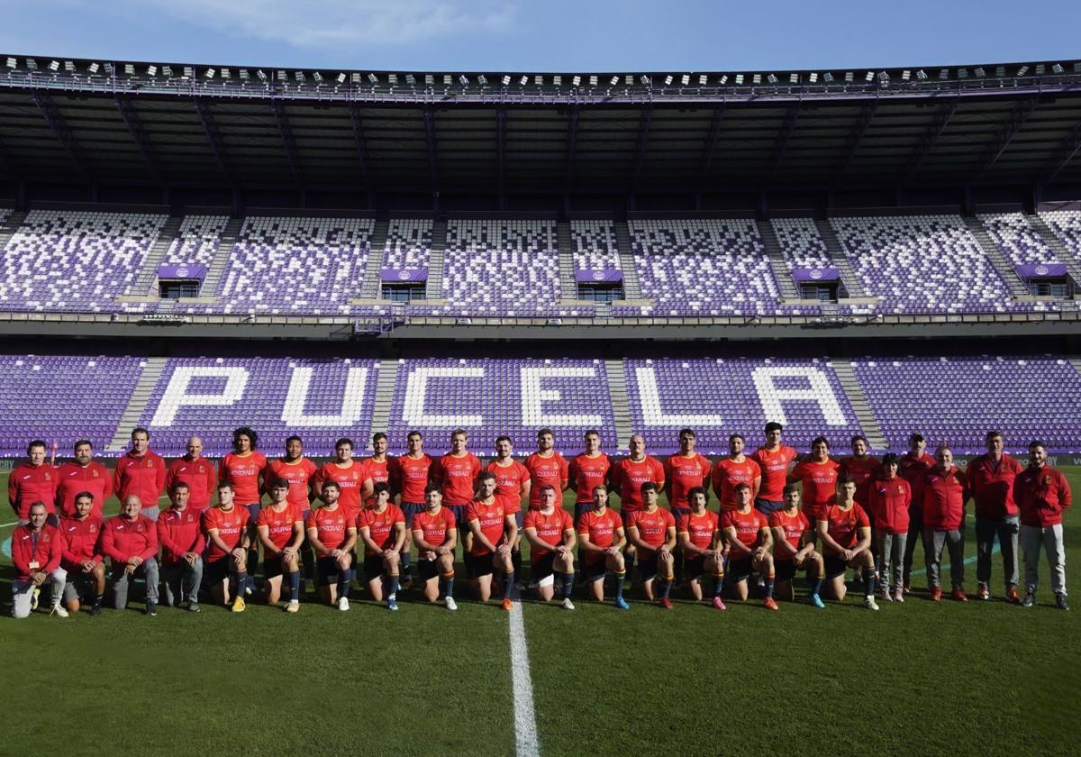 Los Leones posan en formación a pie de césped en su últimoentrenamiento en Zorrilla.