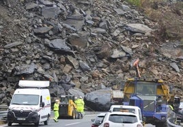 Operarios trabajan en la zona del argayo que corta la autopista del Huerna.