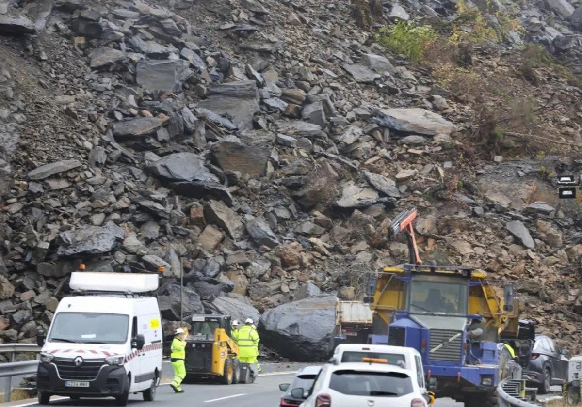 Operarios trabajan en la zona del argayo que corta la autopista del Huerna.