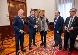 Gómez-Ojero, segundo por la izquierda, saluda a la presidenta de la Diputación, junto a otros rotarios.