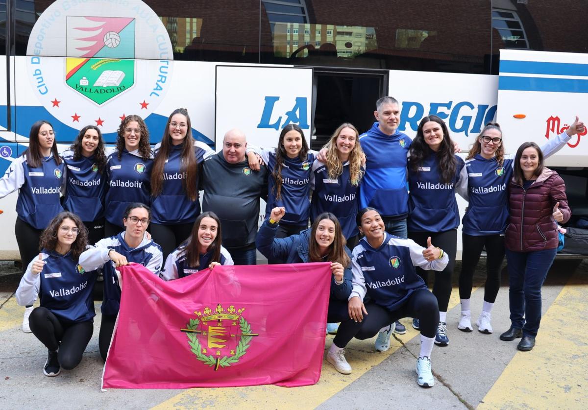 Las jugadoras y cuerpo técnico del Aula, poco antes de partir hacia Serbia para disputar la ida.