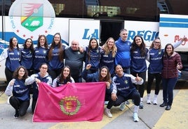 Las jugadoras y cuerpo técnico del Aula, poco antes de partir hacia Serbia para disputar la ida.