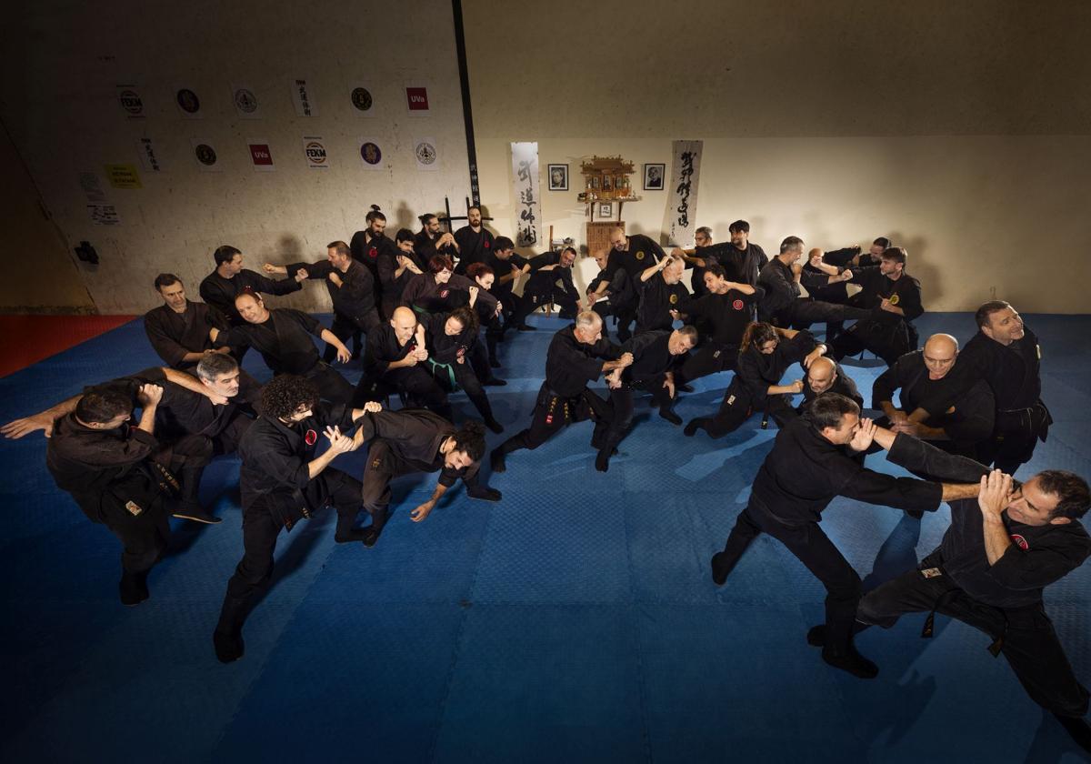 Integrantes de la delegación vallisoletana de Bujinkan Collado Dojo, durnate uno de sus encuentros en el frontón de Ruiz Hernández.