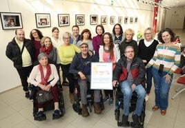 Miembros de la Asociación de Esclerosis Múltiple de Valladolid, durante la presentación del calendario 2025 en el centro cívico Bailarín Vicente Escudero.