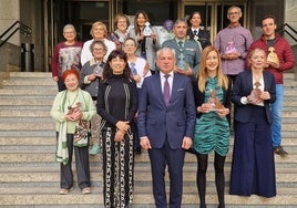 La ministra de Igualdad, Ana Redondo,y el delegado del Gobierno en Castilla y León, Nicanor Sen, posan con los galardonados con las 'Meninas 2024'.