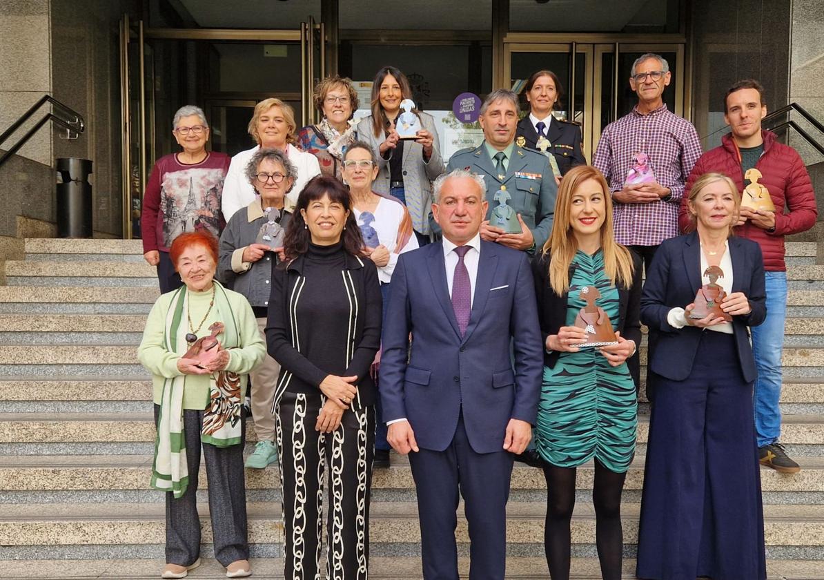 La ministra de Igualdad, Ana Redondo,y el delegado del Gobierno en Castilla y León, Nicanor Sen, posan con los galardonados con las 'Meninas 2024'.