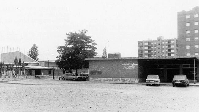 Imagen después - Trabajos de urbanización del lateral de la plaza que da a la calle Conde Arteche y estado de la plaza en los años ochenta.