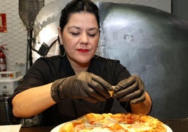 Francesca Cristina prepara la pizza con la que opta al concurso.