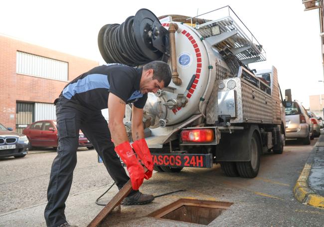 El pocero de Multiservicios Aguado, Israel Blanco abriendo una arqueta