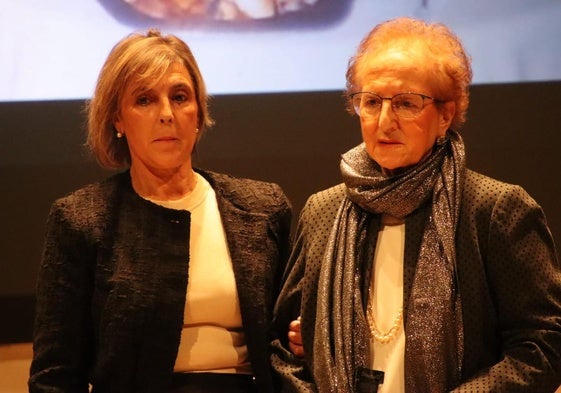 Ana Abril, con su madre, Agustina Herreto, del Restaurante La Rúa, en la gala.