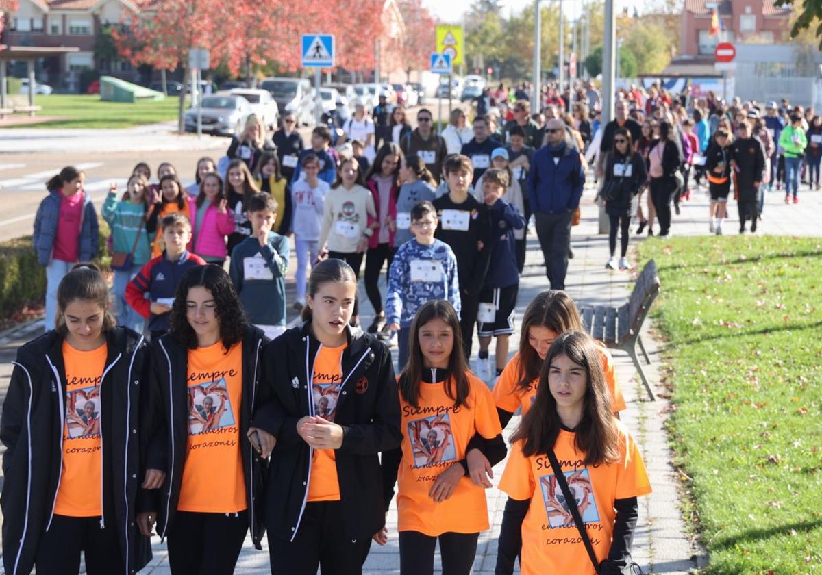 Participantes en la marcha que recauda fondos contra la leucemia infantil, con salida desde el colegio El Peral.