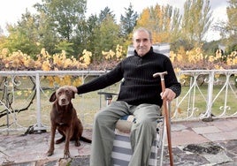 José Antonio Martínez Climent, junto a su perro Canelo.