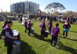 Batucada durante la manifestación en la plaza (aún sin nombre) de la Ciudad de la Comunicación.