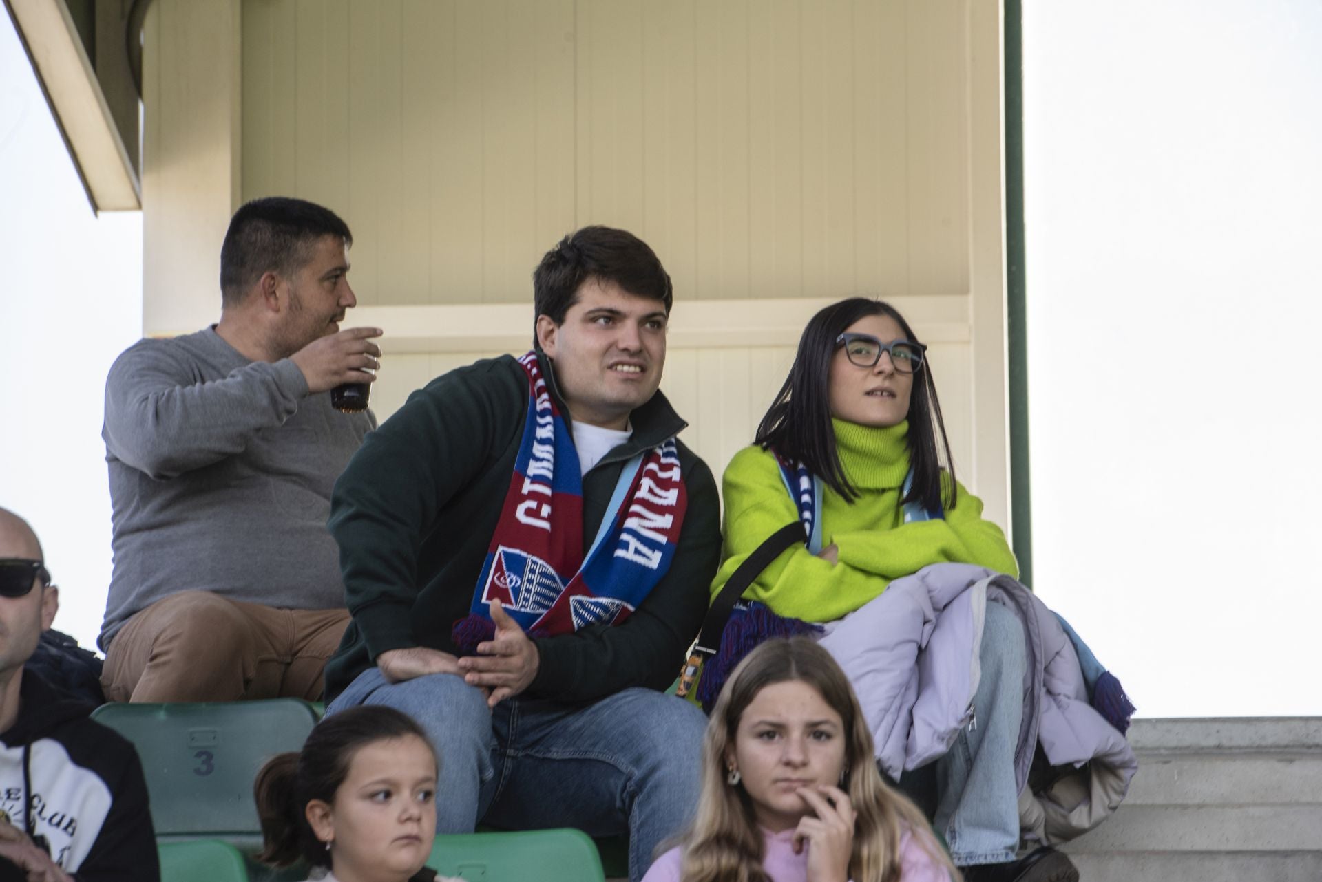 Búscate en las gradas de La Albuera durante el Segoviana vs Sestao