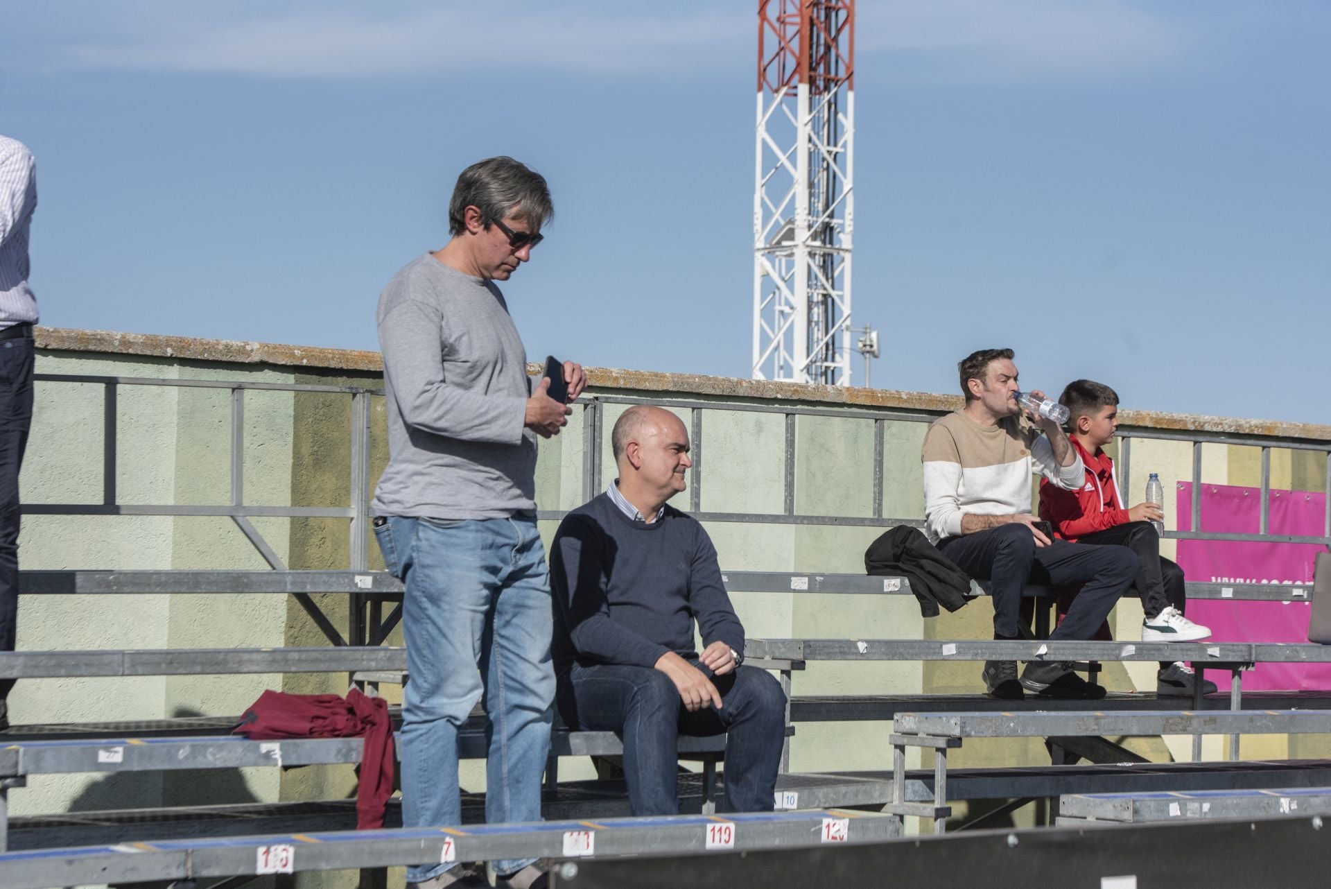 Búscate en las gradas de La Albuera durante el Segoviana vs Sestao