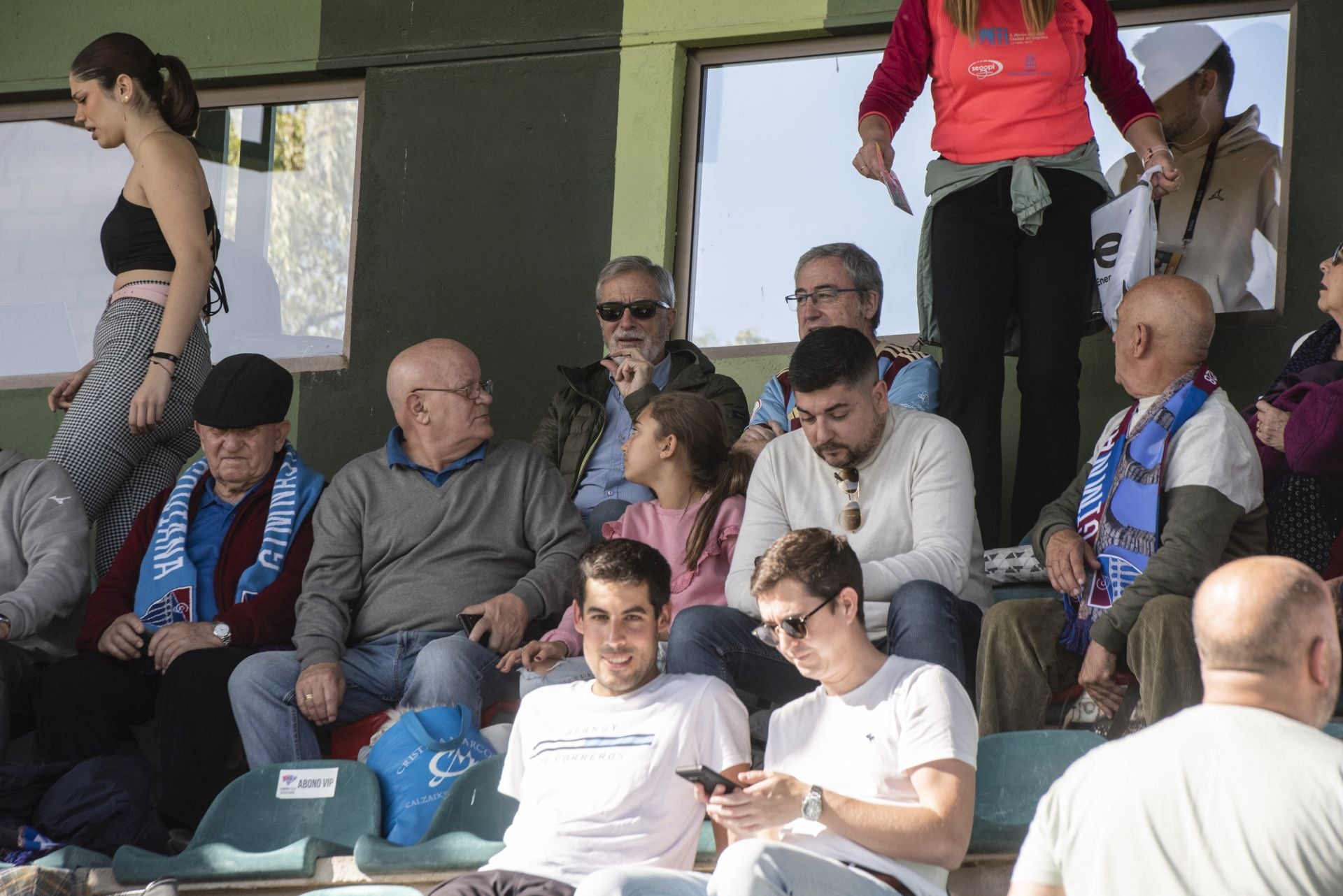 Búscate en las gradas de La Albuera durante el Segoviana vs Sestao