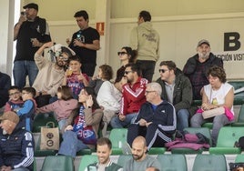 Público en La Albuera durante el partido de la Segoviana ante el Sestao