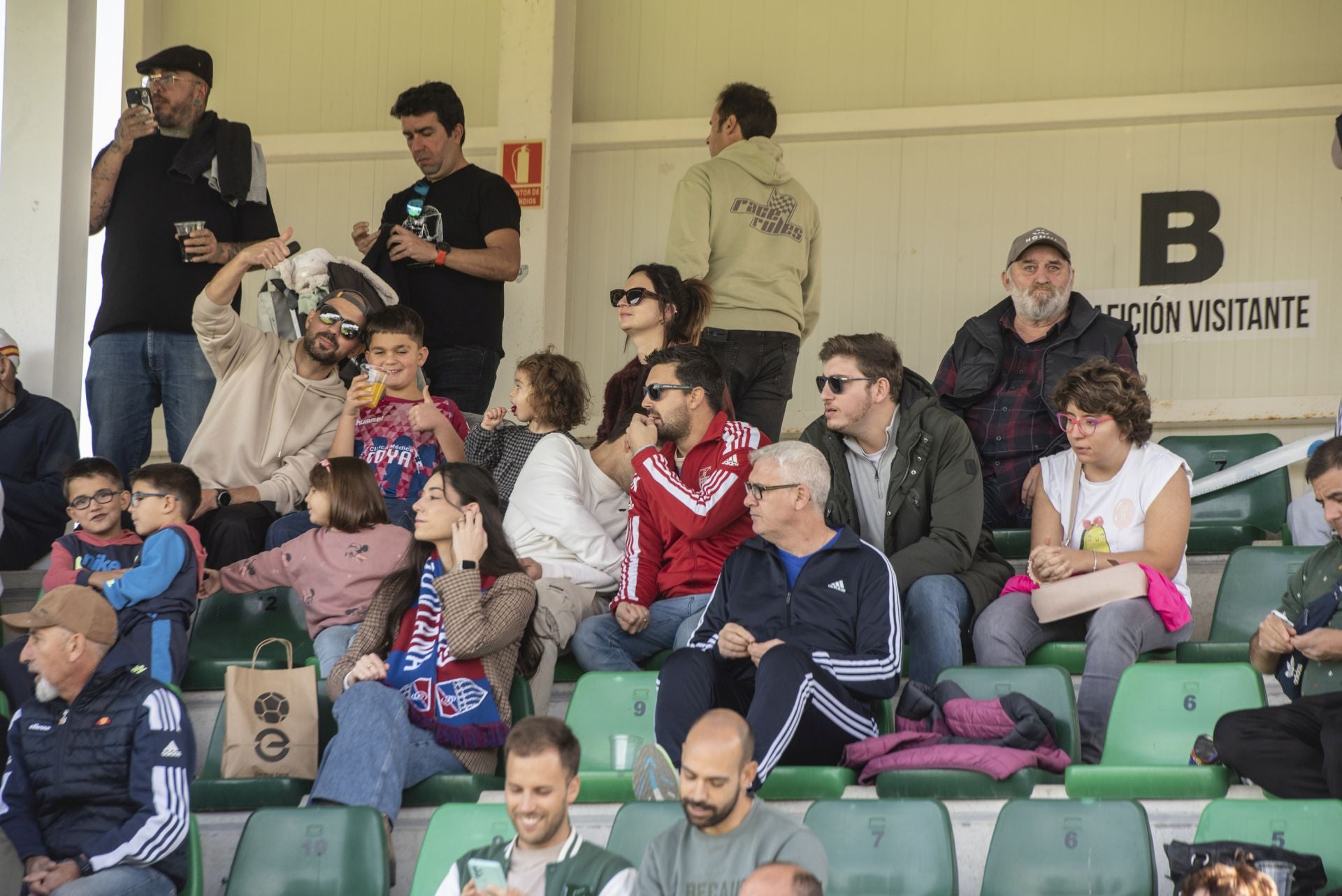 Búscate en las gradas de La Albuera durante el Segoviana vs Sestao