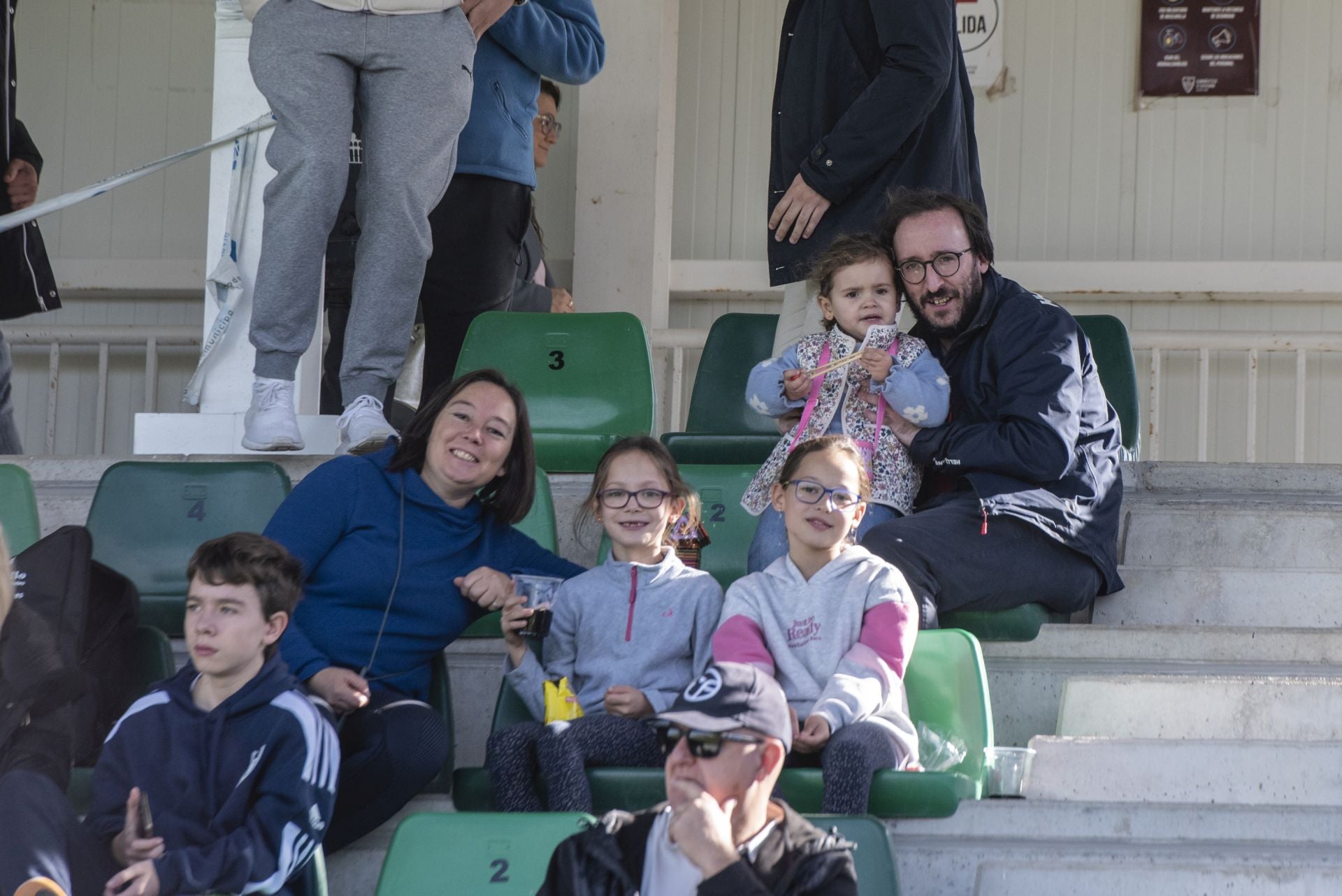 Búscate en las gradas de La Albuera durante el Segoviana vs Sestao