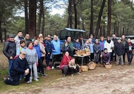 Participantes en la salida y recolecta didáctica de las V Jornadas Micológicas de la Asociación Punto de Partida.