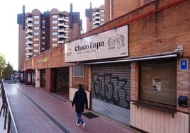 Exterior de la nueva churrería y bar Choco Tapa, en tramo peatonal que une las calles Adolfo Miaja de la Muela y Mateo Seoane Sobral de Parquesol.